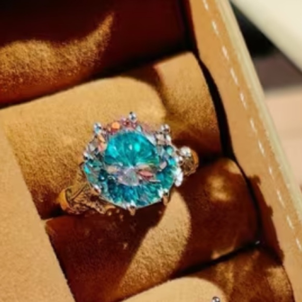 🆕 Elegant Two Tone Moissanite Gemstone Ring - SIZE 7